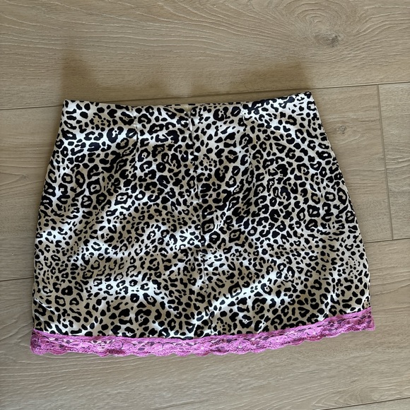 Superdown Leopard Mini Skirt - Picture 3 of 3